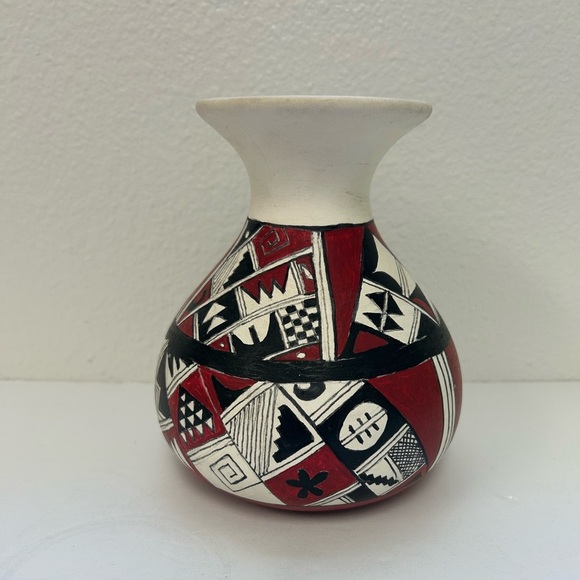 Red and Black Geometric Ceramic Art Vase/ hand made/ not signed/ no chips - Picture 2 of 6
